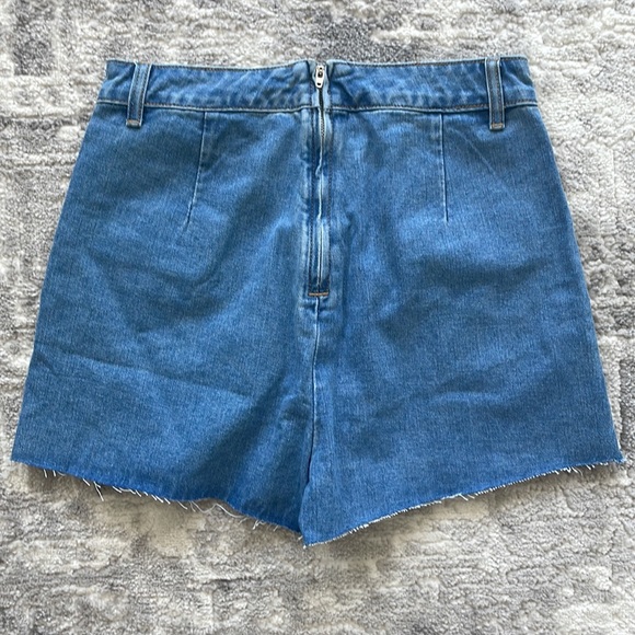 Size small jean scort . - Picture 2 of 3